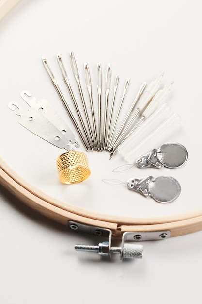 Kadr z haftem w kole